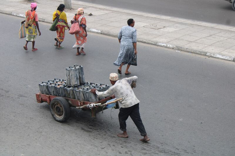 File:Water theme, mkokoteni water vendor in Mombasa.jpg