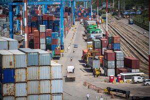 Port of Mombasa quay 2015.jpg