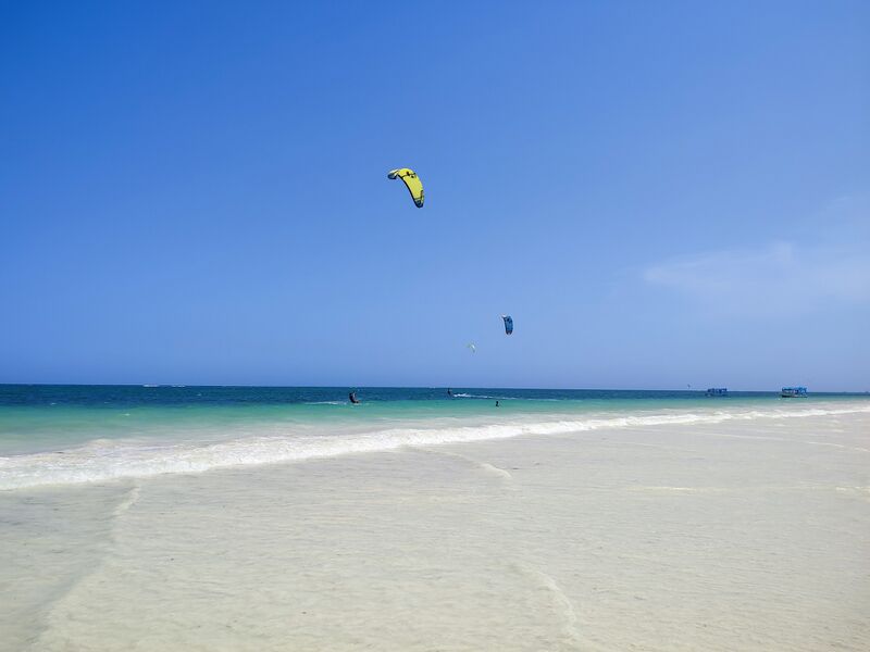 File:Kitesurfing at Diani during the Kenya Kite Cup 2022.jpg